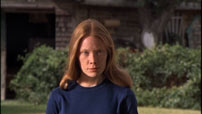 Fig.3: Terrence Malick arbejder i alle sine film uhyre bevidst med brugen af voice-over. I hans to første film brugte han, meget utraditionelt, børn som fortællere (herover Sissy Spacek i Badlands). Deres jomfruelige blik på verden trækker spor langt ind i filmenes æstetik i øvrigt.