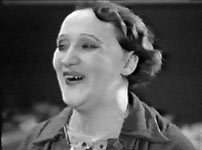 Fig. 2-3. Liva Weel giver den som ekspert i koteletstegning i Oma-Matineen (1936).