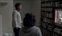 Fig.9: Smil, I er på. Georges og Anne betragter dem selv på video, og det går op for publikum, at filmens første indstilling er en snydescene. Publikum er lige så desorienterede som filmens karakterer.