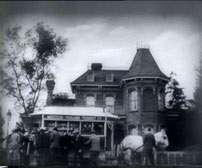 Fig.11: In that town in those days…

 
 
Welles er altså interesseret i selve genskabelsen af fortiden, af fortællerens hvorfor og hvordan og i hvordan ordene og billederne tager del i dette spil. Det er i det lys hans leg med voice-over-fortælleren i The Magnificent Ambersons skal ses.