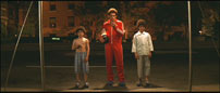 Fig. 15. The Royal Tenenbaums (2001). Iblandt det uhørt høje antal af planimetriske kompositioner i Wes Andersons film er der et ligeledes uhørt højt antal symmetriske indstillinger. Introen til denne film har med stor sandsynlighed dannet grundlag for introen i Napoleon Dynamite.