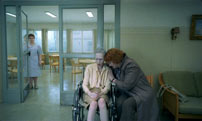Fig. 7: Manglen på menneskelig kontakt er udpræget i Roy Anderssons filmiske univers.