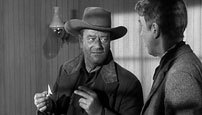 Fig. 7: Det storslåede og vilde landskab, fortalt i farvemættede panoreringer som typisk er at finde i Fords westerns er her erstattet af en sort-hvid stil. Her John Wayne og James Steward.
