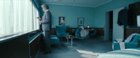 Fig. 22: Faldet venter, hvad vi får en påmindelse om i den tavse men sigende scene mod filmens slutning, hvor Dirch øverst oppe på et af værelserne i Arne Jacobsens SAS Royal Hotel indtager den daglige ration af hjertepiller og et stort kvantum whisky med udsigt til Tivoli og Tivolirevyen.