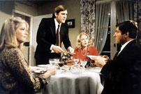 Fig. 5: Mændene er nogle skvat, hvorimod kvinderne besidder både stolthed og styrke i "Min Onkel fra Amerika". Her er det Ragueneaus (Gérard Depardieu), der serverer middag for en ny kollega og konkurrent. I baggrunden Marie Dubois som Depardieus hustru.