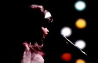 Fig. 5: Barbie i rollen som Karen Carpenter i Superstar: The Karen Carpenter Story. Filmen kan streames herfra.