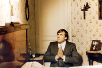 Fig. 6: Det er rart at se Gérard Depardieu på et tidspunkt, hvor han endnu ikke har fået et fysisk omfang som Mont Ventoux. Her beder han Gud om forladelse, idet han agter at begå selvmord.