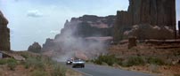 Fig. 7: Thelma, Louise i det maskuline heartland, nu med politiet i hælene.