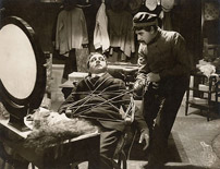 Fig. 7-9. Filmserier er en systematiseret del af Hollywood, men ikke som sådan et nyt fænomen. Allerede i 1910’erne og 20’erne havde man seriehelte og -skurke. På billederne ses tre populære filmskurke, fra tre populære tidlige filmserier: Mabuse, Fantômas og Gar el Hama.