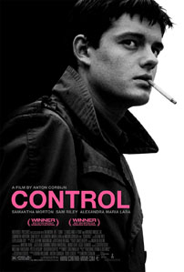 Fig. 1: Det moderne og minimale udtryk i Control (Anton Corbijn, 2007) afspejles i den originale plakat, hvor spillet mellem lys og skygge iscenesætter Ian Curtis som en splittet outsider med et gådefuldt og verdensfjernt blik.