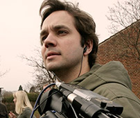 Fig. 11: Christoffer Guldbrandsen (bl.) og hans  film Den hemmelige krig (2003) udløste,  som mange andre film, en heftig debat om brugen af non-diegetisk musik i  dokumentarfilm. Herom siger Kristian Eidnes: ”Holdningsbearbejdning og følelsesmanipulation foregår  så snart man har valgt at sætte to billeder sammen i rækkefølge, så det med at  man ikke må komme abstrakt, dramatisk, ekspressiv musik eller lyddesign på en  dokumentarfilm er noget pjat”.