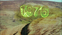 Fig. 12: Grynede og håndholdte optagelser blandet med grim, grøn grafik i anslaget til 24 Hour Party People (2002), som ligner et hæsligt cover til en Sex Pistols-plade. Året 1976 er et vendepunkt for den trængte by Manchester, hvor Sex Pistols spiller en både berømt og berygtet koncert.
