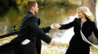 Fig. 12: Vi kommer stadigt tættere på de to dansepartnere, som var der tale om en brudevals. Frame grab: Reconstruction.