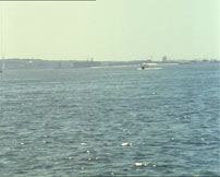 Fig. 13-15: Kameraet panorerer fra frihedsgudinden og standser ved Allie, der kigger skuffet mod den, inden man i filmens sidste indstilling ser ham forlade Manhattan, der forsvinder længere og længere væk. Allie spilles af en ung Chris Parker.