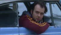 Fig. 18: Straks efter ser Don en anden ung mand. Læg mærke til, at begge unge fyre har samme type trøje med to striber på ærmet, ligesom Don. Fyren i bilen kigger på Don med et demonstrativt udtryk. Don indser, at han ikke kan sortere i det væld af tilfældigheder, der møder ham.