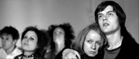 Fig. 18: Der er en større distance i scenen, hvor Ian Curtis oplever punkbandet Sex Pistols. Han er fascineret af musikken, men det kølige kamera bevarer roen i modsætning til vildskaben i Johnny Rotten og den hjemmelavede æstetik fra 24 Hour Party People.