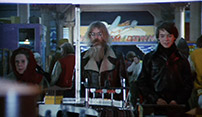Fig.  1. Som Alfred Hitchcock, således er også Ashby kendt for sine finurlige,  flygtige cameos. Her ses han i en af  mange fine scener i filmen Harold and  Maude (1971).