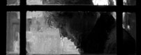 Fig. 19-22: Det visuelle vakuum fra starten af filmen med tomme bredformatskompositioner er afløst af en konsekvent fængselsmetaforik i klaustrofobiske billeder, som Ian Curtis ikke kan komme ud af.