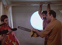 Fig. 2: And now the leg, huh? Scarface findes i udgaver med mere eller  mindre motorsav.