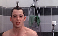 Fig. 3: Et humoristisk kamerablik i begyndelsen af Ferris Bueller’s Day Off (1986).