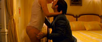 Fig. 4: Andersons film er fyldt med helt konkrete sår og ar, der er med til at punktere scenografiens tilsyneladende perfektion. Her er det Natalie Portman der lægger krop til de blå mærker i prologen til Darjeeling Limited, Hotel Chevalier fra 2007.