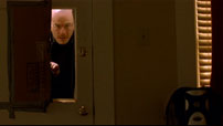 Fig. 3-5. Den bekymrede faderfigur, Walter White, vender tilbage til Jesse. Men han spiller mange forskellige roller. Som en dobbeltgænger venter han uden for to identiske døre. Derefter sniger han sig ind ad den ødelagte bagindgang som en tyv i natten.