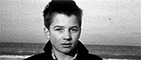 Fig. 5-6: Den afsluttende freeze-frame i The Breakfast Club ligner en bevidst intertekstuel reference til nybølgeklassikeren 400 coups (1959, Ung flugt), hvor den unge Antoine (Jean-Pierre Léaud) netop stirrer ind i linsen, idet billedet fryses.