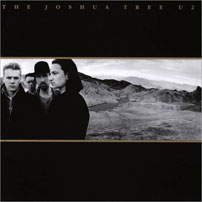 Fig. 7: Anton Corbijns cover til albummet The Joshua Tree (1987) viser U2 som irske outsidere i den golde, amerikanske ørken. Bandet er placeret helt ude i venstre side af billedkompositionen, akkurat som den selvdestruktive Ian Curtis i Control.