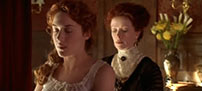 Fig. 8: Ruth strammer symbolsk Roses korset i denne scene fra Titanic.