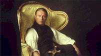 Fig. 6-7: Sammenlignet med den rigtige Johann Friedrich Struensee er der noget mere moderne machomand over Mads Mikkelsens udgave, der også skiller sig ud fra de fleste andre mænd i filmen, hvad tøj og frisure angår.