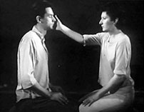 Fig. 14: Dokumentarfilmen  om Marina Abramović mangler den kropslighed som hendes performances vinder så  meget ved. Her uddeles lussinger mellem Ulay og Marina i værket Light/Dark i 1977.