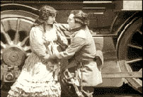 Fig. 10-11: Hvor Chaplins hovedperson afslutningsvis må sande, at nonchalant komisk opfindsomhed og klassisk heltedåd udelukkende hører hjemme i fantasien, og ingenlunde redder hovedpersonen fra den faktisk forestående krig, så resulterer Keatons bindegale redningsaktion via gymnastisk virtuositet i en egentlig forløsning: den umage helt bliver en rigtig soldat og vinder pigen. Inden for den filmiske ramme forbliver Chaplins eskapistiske eskapader således tidsbegrænsede, hvorimod Keaton fastholder illusionen om et lykkeligt udfald på trods af krigens død og ødelæggelse.