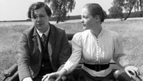 Fig. 14: Meget af tiden er filmens fortæller, den naive lærer, lige så optaget af sin egen ulykkelige romance med barnepigen som af filmens mysterium.