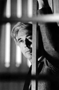 Fig. 1. ”Against the tactics of speed, of noise, set tactics of slowness, of silence.” (Bresson 1985, s. 149). Den franske instruktør Robert Bresson var blandt de første til aktivt at reflektere over stilheden som filmisk virkemiddel – et virkemiddel som paradoksalt opstod med lydens gennembrud.