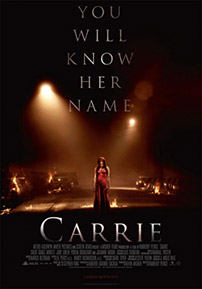 Fig. 1: Carrie (2013) af Kimberly Peirce iscenesætter hovedkarakteren i et dystert rødbrunt univers – og leger i sit slogan med at filmtitlen er kendt i forvejen.