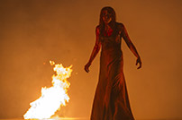 Fig. 3: Hævnen er sød – og rød. Hos Kimberly Peirce er Carrie White blevet til en svævende skikkelse - en blodig, men retfærdig, hævnens engel.