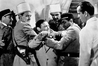 Fig. 7. Det klassiske ledemotiv har til formål at udpege og karakterisere filmens forskellige genstande. Men hvor den klassiske musik kun kan tillempe en beskrivelse af de forskellige objekter (via dens musikalske struktur), da kan populærmusikken faktisk beskrive de enkelte genstande (i kraft af lyrikken). Billede: Casablanca (1942)