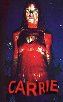 Fig. 4: Sissy Spacek er skræmmende uforudsigelig, uhyggelig og ond – og på samme tid skrøbelig - i rollen som Carrie, da hun står på scenen på prom night og indleder sit hævntogt.