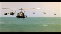 Fig. 4-5. De auditive skift imellem relativ stilhed og voldsom lydledsagelse har flere funktioner i denne sekvens fra Apocalypse Now (1979).