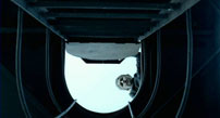 Fig. 8: Et lodret fiskeperspektiv viser Ivan for enden af mørkets tunnel. Her efterlader han konkret og symbolsk sin far ved at låse lemmen til tårnets øverste plateau, hvor han selv befinder sig.