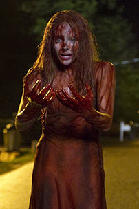Fig. 5:- og det lykkes da heller ikke for Chloë Grace Moretz hverken at løfte arven og eller få Carrie-figuren til at brænde igennem.