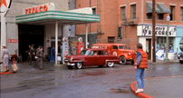 Fig. 11-12. Overgangen til 1950erne markeres i Back to the Future af en række forskellige visuelle og auditive signaturer. Billedpar: Back to the Future (1985)