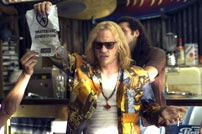 Fig. 15. Familiar releases. Skulle man være i tvivl om tidsskildringen i Catherine Hardwickes film Lords of Dogtown (2005), behøver man blot lytte til filmens soundtrack, der rigtignok synes at være et rockende katalog over 1970erne. På billedet ses den nu afdøde Heath Ledger i rollen som surferbumsen Skip Engblom.