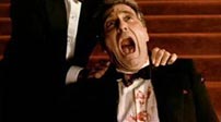 Fig. 15-16. Billedpar: Bang Bang Orangutang (2006) og Godfather III (1990).
Det er angiveligt pointen i ovennævnte scene at lade os ”dele” den døve piges lytteoplevelse – hvad naturligvis ikke faktisk lader sig gøre – men de abrupte stilhedspassager risikerer, for publikum, at ligne optiske fejl. De fleste ”velbevandrede” filmfolk vil utvivlsomt forstå scenens lydside, men næppe alle. Med fordel kunne cue’et derfor være mere konsekvent, fx ved en systematisk vekslende reallyd og subjektiv stilhed, passende nøjagtigt til de visuelle skift imellem totalindstillinger og point-of-view-skud.