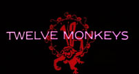 Fig. 8: Monkey business. Filmens vartegn er en stor, fjollet, cirkuslignende abe, der jonglerer med elleve mindre aber. Tilsammen danner de rammen om en urskive, der indeholder to zigzaggende visere og et ekspressionistisk forvrænget 12-tal. Aberne kan med rette ses som urets tolv lige klokkeslæt, der danser ustyrligt omkring – og vartegnet som et sindbillede på filmens behandling af tidsbegrebet.