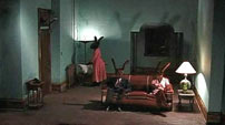 Fig. 4. Rabbits (2002). Ud over mellem Laura Derns forskellige karakterer, springer filmen ligeledes mellem Lodz i Polen og Los Angeles, mellem en fjern fortid og i dag og mellem klip fra David Lynchs egen net-baserede serie Rabbits og filmens øvrige handlinger.