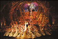 Fig. 17 Rammefortællingerne i Moulin Rouge åbner sig lag for lag, og scenen omkring Spectacular Spectacular understreger yderligere filmens genspejlinger ved at være omkranset af indtil flere centrerende rammer. I hjerteform naturligvis.