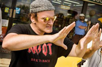 Fig. 2: Death Proof er Tarantinos første opgave som cinematograf. Han har ligeledes stået for screenplay, instruktion og editering samt compilering af filmens soundtrack.