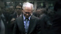 Fig. 3: Herman Van Rompuy fremtræder isoleret i sit nye embede.

 
 
Præsidentens åbning styres i høj grad af underlægningsmusikken, der lyder gennem hele det 2 minutter lange anslag. Musikken dikterer i stor udstrækning rytmen, den farver scenen overordnet, men giver samtidig via op- og nedregulering i lydstyrke plads til korte udsagn fra filmens nøgleinterviews og den distinkte voice over, der udlægger både musik og billeder for os. Man kan sige at underlægningsmusikken bibringer en stor betydningsrigdom, der gives en konkret ramme af voice overen i relation til billederne. På rytmisk vis indsættes udsagn fra interviews med tidligere kommissionsformand Romano Prodi, tidligere fransk præsident Valéry Giscard d’Estaing, Herman Van Rompuy, og den tidligere tyske udenrigsminister, Joshka Fischer, der er klippet sammen med billeder af andre europæiske toppolitikere, herunder statslederne, Silvio Berlusconi og Nicolas Sarkozy (fig. 4). Klipningen og udsagnene er med til at grave grøften mellem drømmen og realiteterne dybere og støtter dermed voice overen. Det hele er orkestreret som et lille afgrænset hele med underlægningsmusikken som det gennemgående stilistiske element.
 